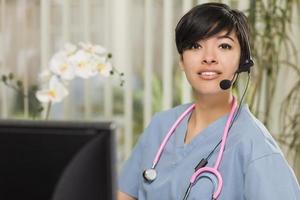 misto gara femmina infermiera professionista o medico a computer foto