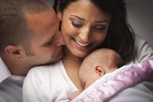 misto gara giovane famiglia con neonato bambino foto