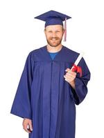 caucasico maschio con deploma indossare la laurea berretto e toga isolato foto