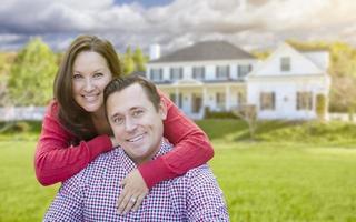 contento coppia all'aperto nel davanti di bellissimo Casa foto