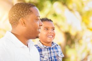 misto gara figlio e africano americano padre giocando all'aperto insieme. foto