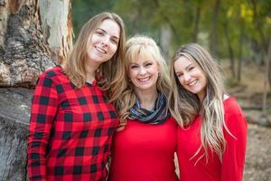 bellissimo madre e giovane adulto figlie ritratto all'aperto foto