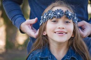 carino giovane misto gara ragazza avendo divertimento all'aperto foto