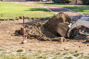 piccolo bulldozer scavando nel cortile per piscina installazione foto