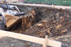 piccolo bulldozer scavando nel cortile per piscina installazione foto