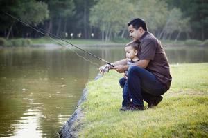 contento giovane etnico padre e figlio pesca foto