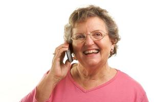 anziano donna utilizzando cellula Telefono foto