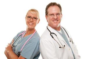 amichevole maschio e femmina medici su bianca foto