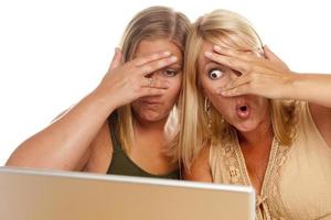 Due scioccato donne utilizzando il computer portatile foto