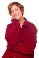 bella rosso dai capelli ragazza indossare un' caldo rosso velluto a coste camicia foto
