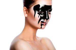 orizzontale foto di bellezza donna con nero dipingere su viso