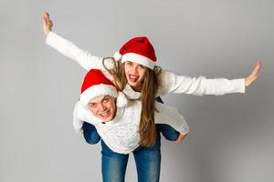 coppia nel amore celebra Natale nel Santa cappello foto