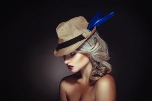 studio tiro di donna con grigio capelli colore e bellissimo trucco nel elegante cappello foto