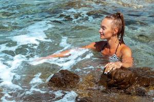 carino giovane ragazza avendo divertimento nel mare estate tempo foto