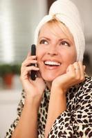 attraente caucasico donna parlando su cellula Telefono foto