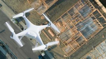 senza equipaggio aereo sistema UAV quadcopter fuco nel il aria al di sopra di costruzione luogo. foto