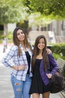 misto gara femmina studenti trasporto zaini su scuola città universitaria foto