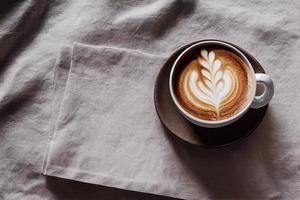 un' tazza di caffè su tessuto foto