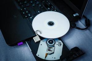 Pericolo CD nel vassoio di computer il computer portatile foto