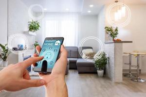 inteligente casa tecnologia interfaccia su smartphone App schermo con Augmented la realtà Visualizza di Internet di cose collegato oggetti nel il appartamento interno, persona Tenere dispositivo foto