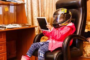 poco ragazza nel un' motociclo casco. foto