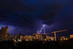 alleggerimento bulloni dietro a un' città foto