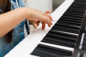 avvicinamento di un' musica dell'esecutore mano giocando il pianoforte foto