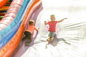 gioioso poco ragazza giocando su un' trampolino foto