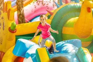 carino poco ragazza nel divertimento parco foto