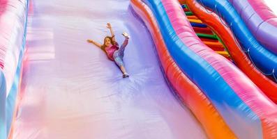 carino poco ragazza nel divertimento parco foto