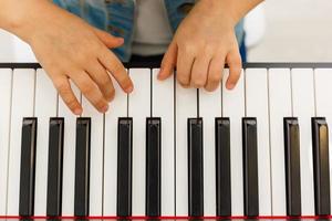 avvicinamento di un' musica dell'esecutore mano giocando il pianoforte foto