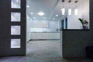 interno design di pulito moderno bianca cucina foto