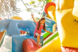 carino poco ragazza nel divertimento parco foto