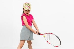 poco ragazza con un' tennis racchetta foto