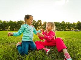 il migliore amici giocando insieme foto