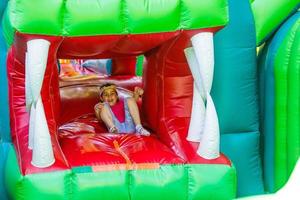 carino poco ragazza nel divertimento parco foto