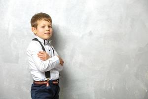 elementare scuola alunno trasporto i Quaderni al di sopra di un' grigio sfondo foto