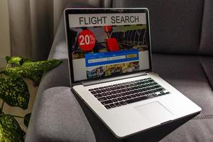 volo ricerca su Internet sito web, viaggio pianificazione concetto, aereo Biglietti in linea. foto