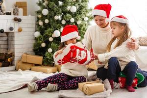 amichevole famiglia nel Natale mattina foto