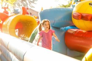 carino poco ragazza nel divertimento parco foto