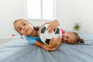 Due sorella ragazze amici calcio calcio vincitore Giocatori foto