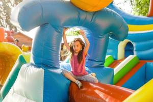 carino poco ragazza nel divertimento parco foto