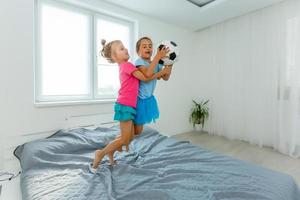 poco ragazze con calcio palla a casa foto