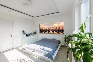 camera con un' letto e un' grande finestra. concetto interno, decorazione, comfort nel il Casa foto