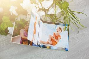 famiglia foto libro nel primavera arredamento