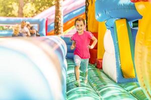 gioioso poco ragazza giocando su un' trampolino foto