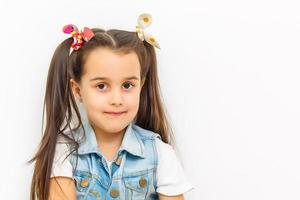 adorabile ragazza avendo grande volta, isolato su bianca foto