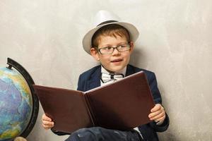 eccitato ragazzo andando per scuola foto