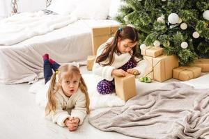 Due poco ragazze condivisione un' sorpresa su Natale mattina foto
