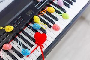 Pasqua uova decorazione su pianoforte strumento musica foto